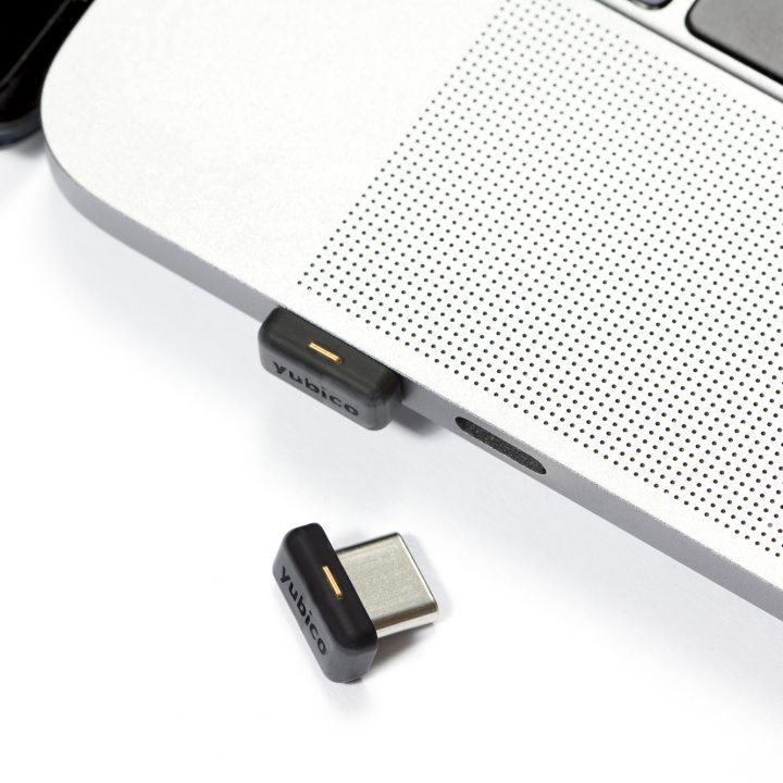 YubiKey C Nano FIPS підключено до ноутбука